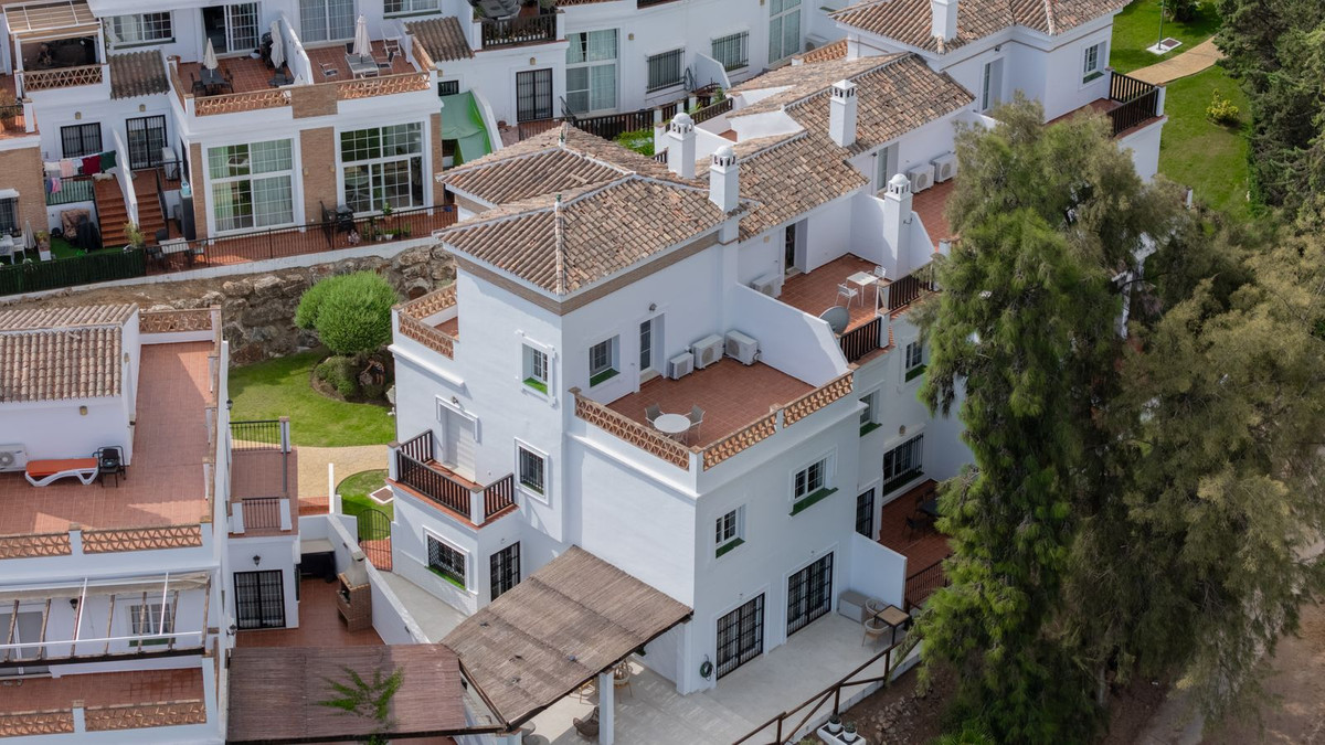 Luchtfoto van een witte villa in mediterrane stijl.