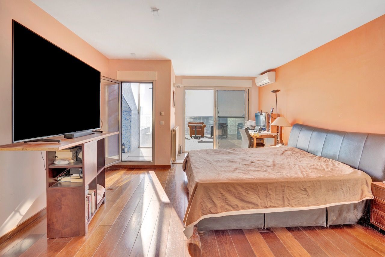 Slaapkamer met terras en uitzicht op zee.