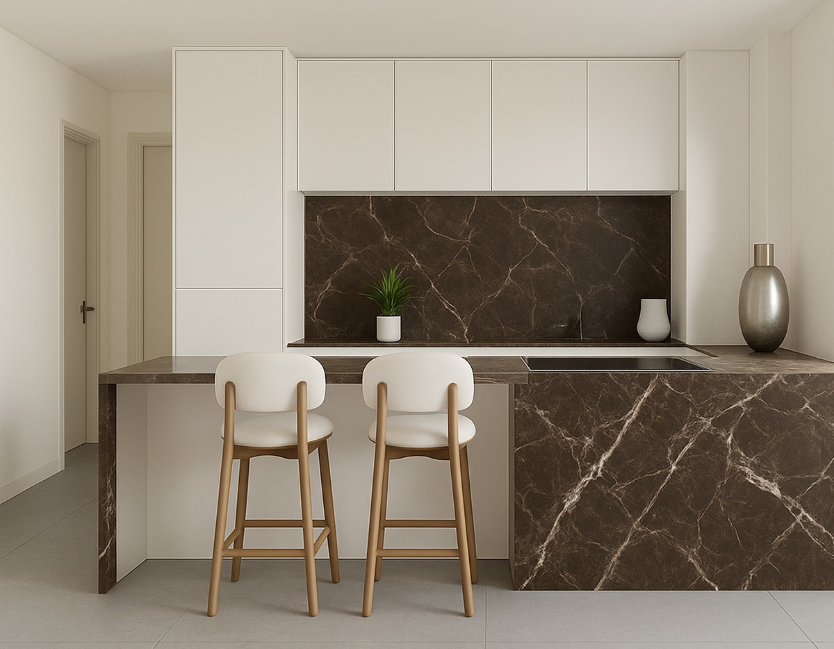 Moderne keuken met kookeiland en witte barkrukken.