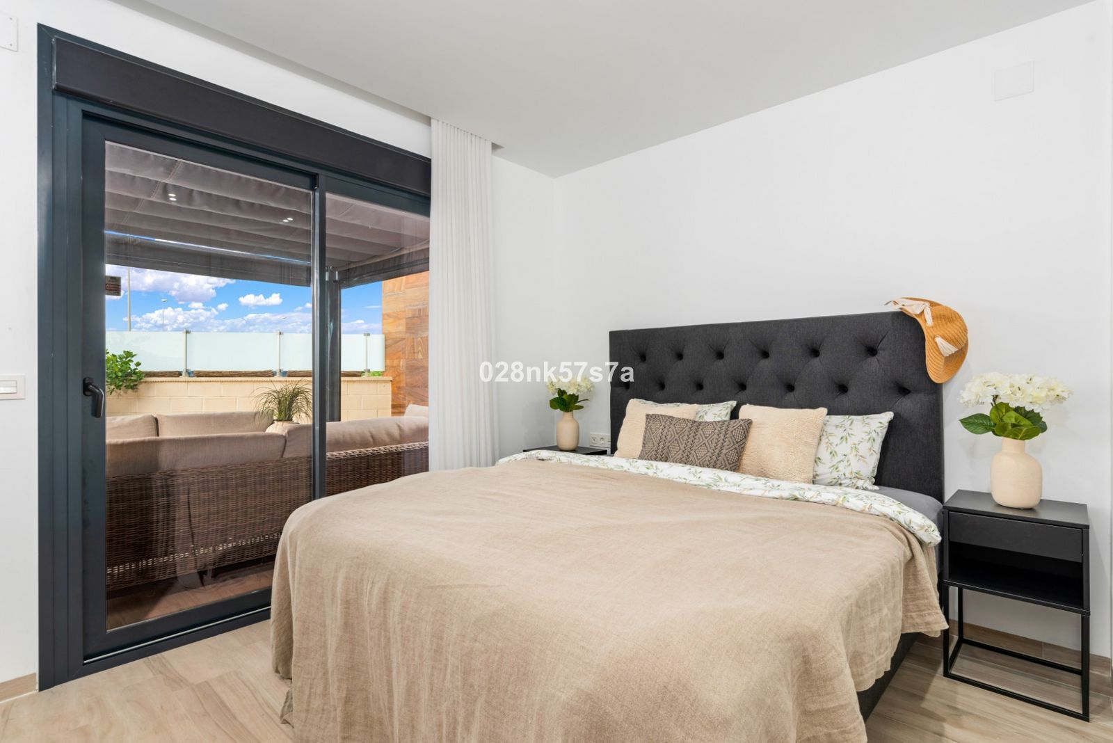 Moderne slaapkamer met uitzicht op het terras