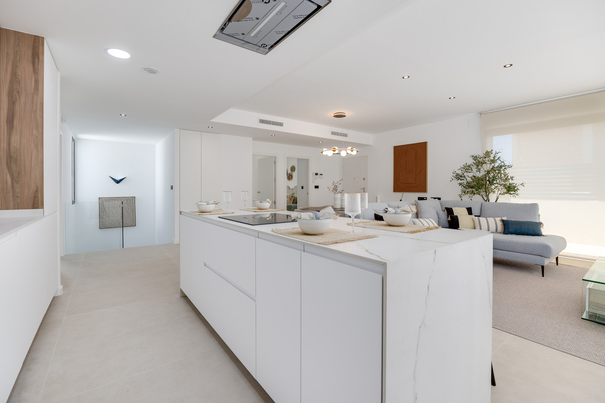 Moderne open keuken en woonkamer met kookeiland.