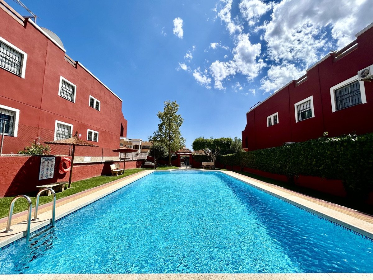 2 Bed Top Floor Apartment in Los Altos in Los Altos — Apartment