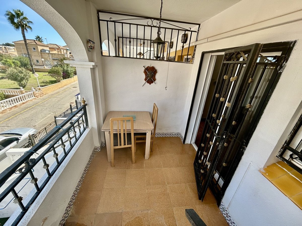 2 Bed Top Floor Apartment in Los Altos in Los Altos — Apartment