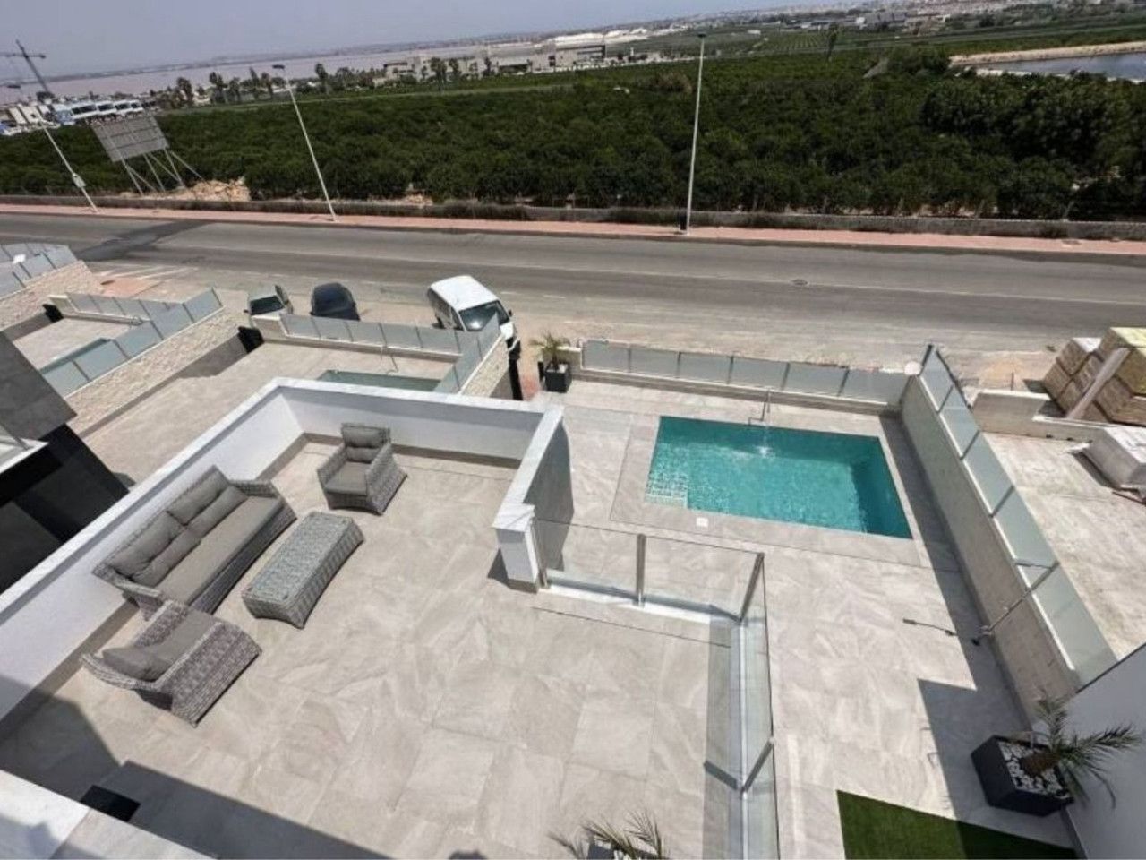 Modern dakterras met zwembad en loungeset.