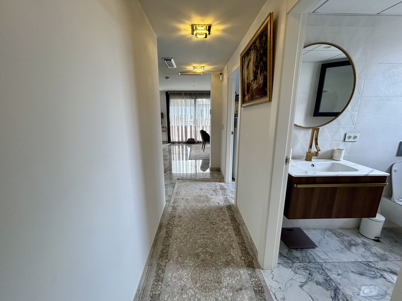 Moderne hal met toegang tot badkamer met stijlvol design.