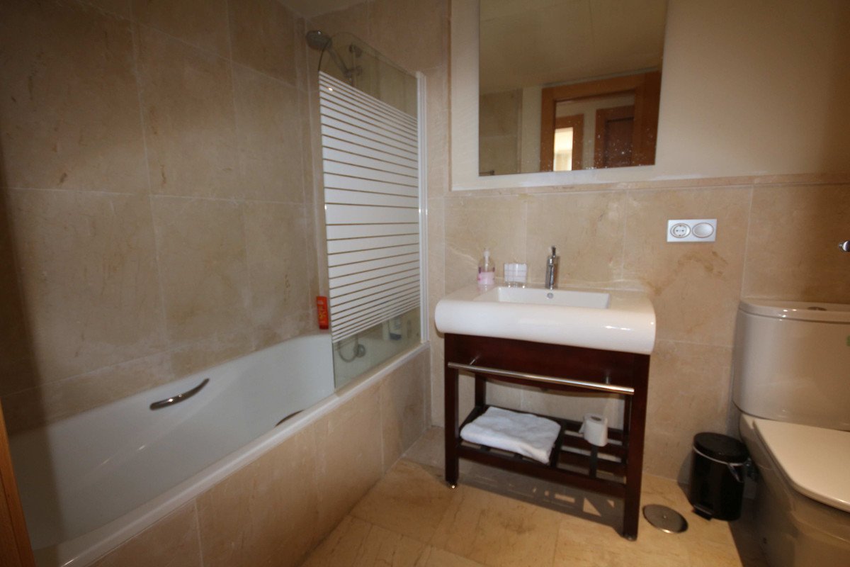 2 Bed Middle Floor Apartment in Benahavís v Los Flamingos — Byt