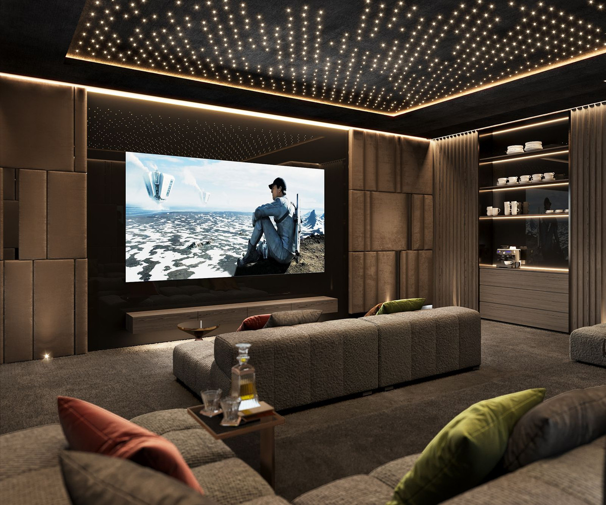 Luxe thuisbioscoop met sterrenhemel plafond en groot scherm.