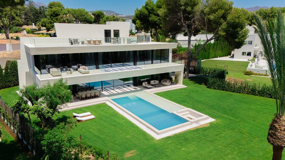 6 Bed Detached Villa in Los Monteros في Los Monteros — فيلا منفصلة