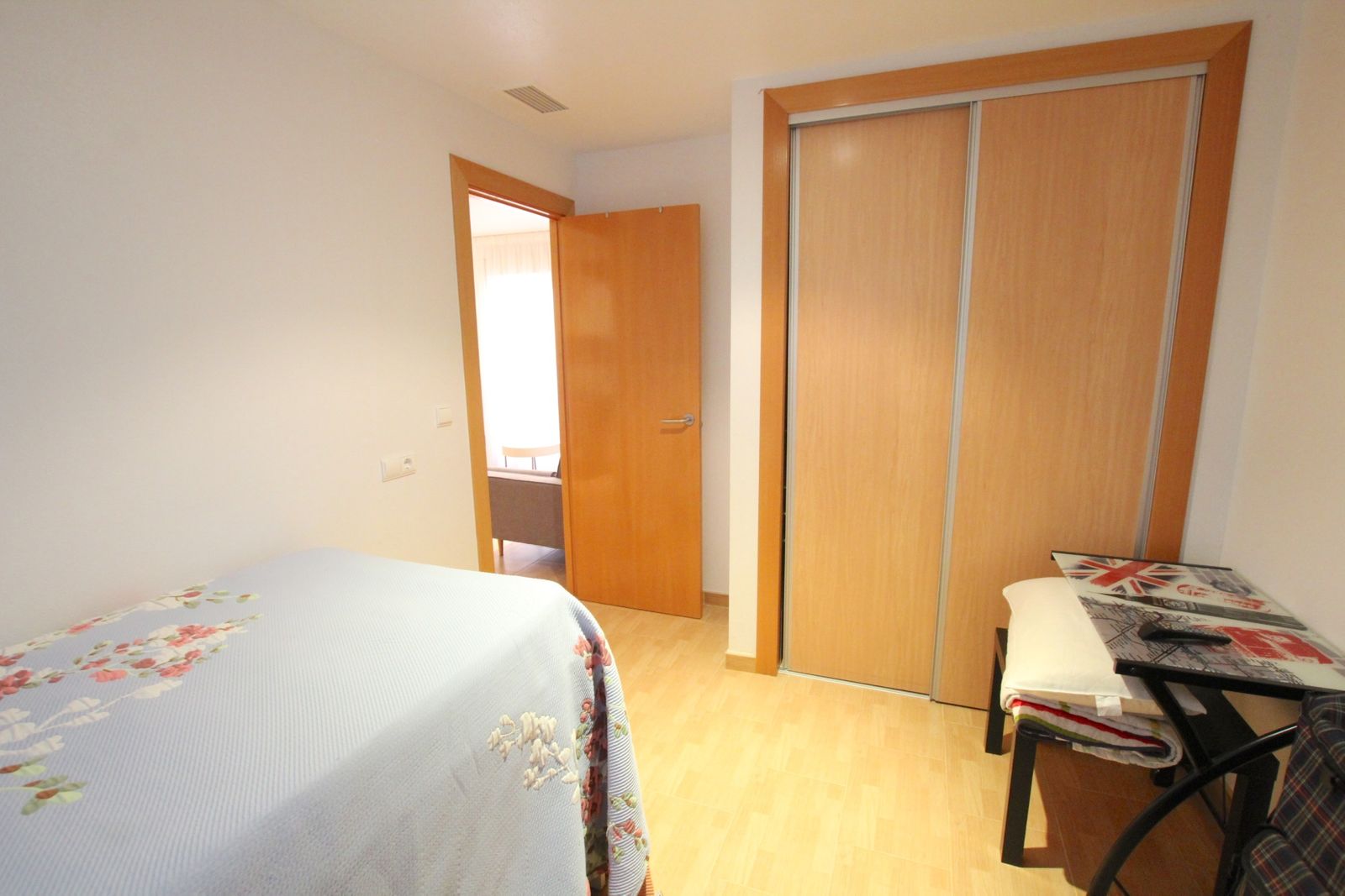 Slaapkamer interieur met kast, deur en bed