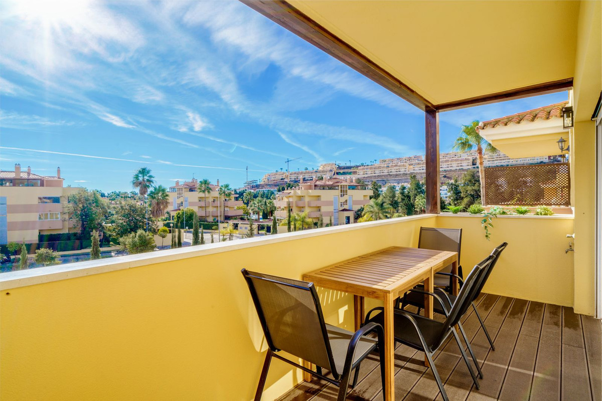 Zonnig balkon met buitendiner set en uitzicht