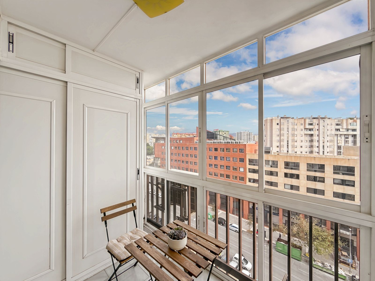 Overdekt balkon met stadszicht, appartement interieur.