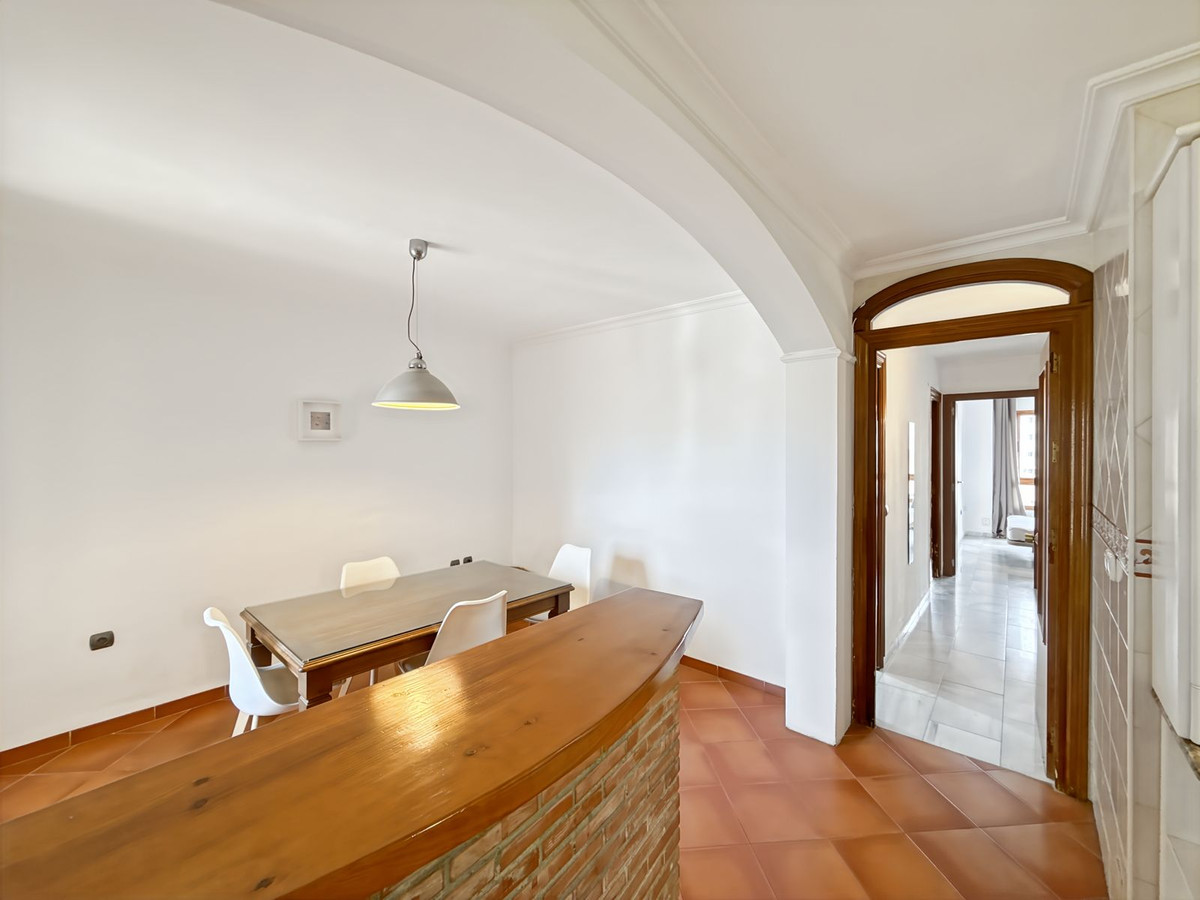 Eetkamer interieur met doorkijk naar de hal