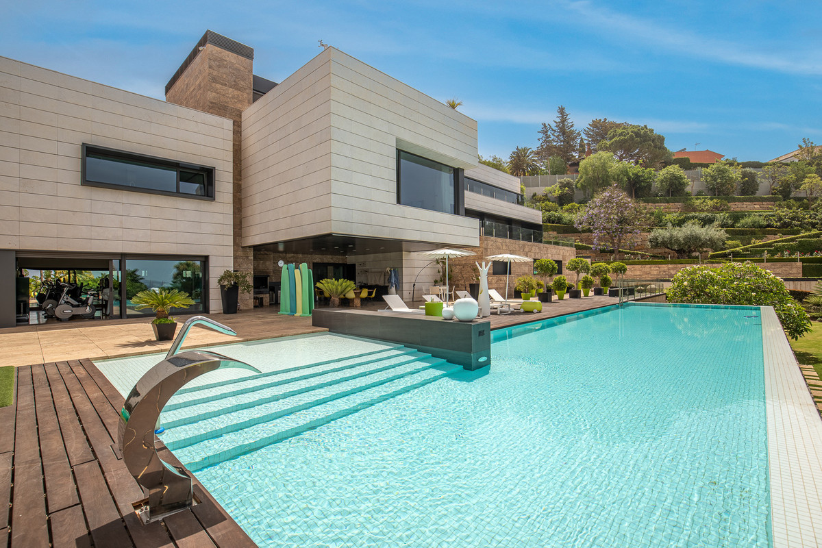 Luxe villa met buitenzwembad en terras