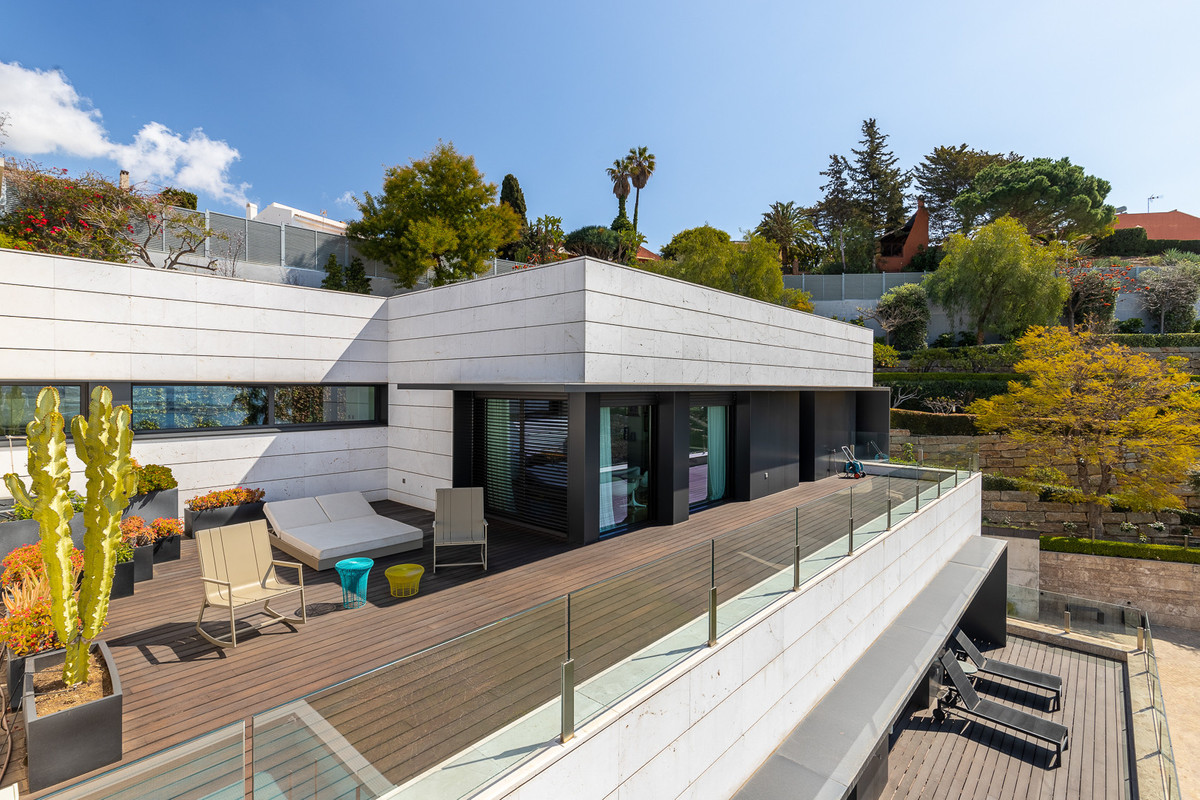 Moderne villa met ruim terras en luxe tuin.