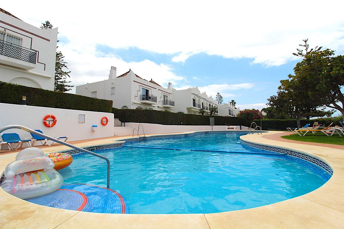 4 Bed Semi-Detached House in Aloha in Aloha, Semi-Detached House