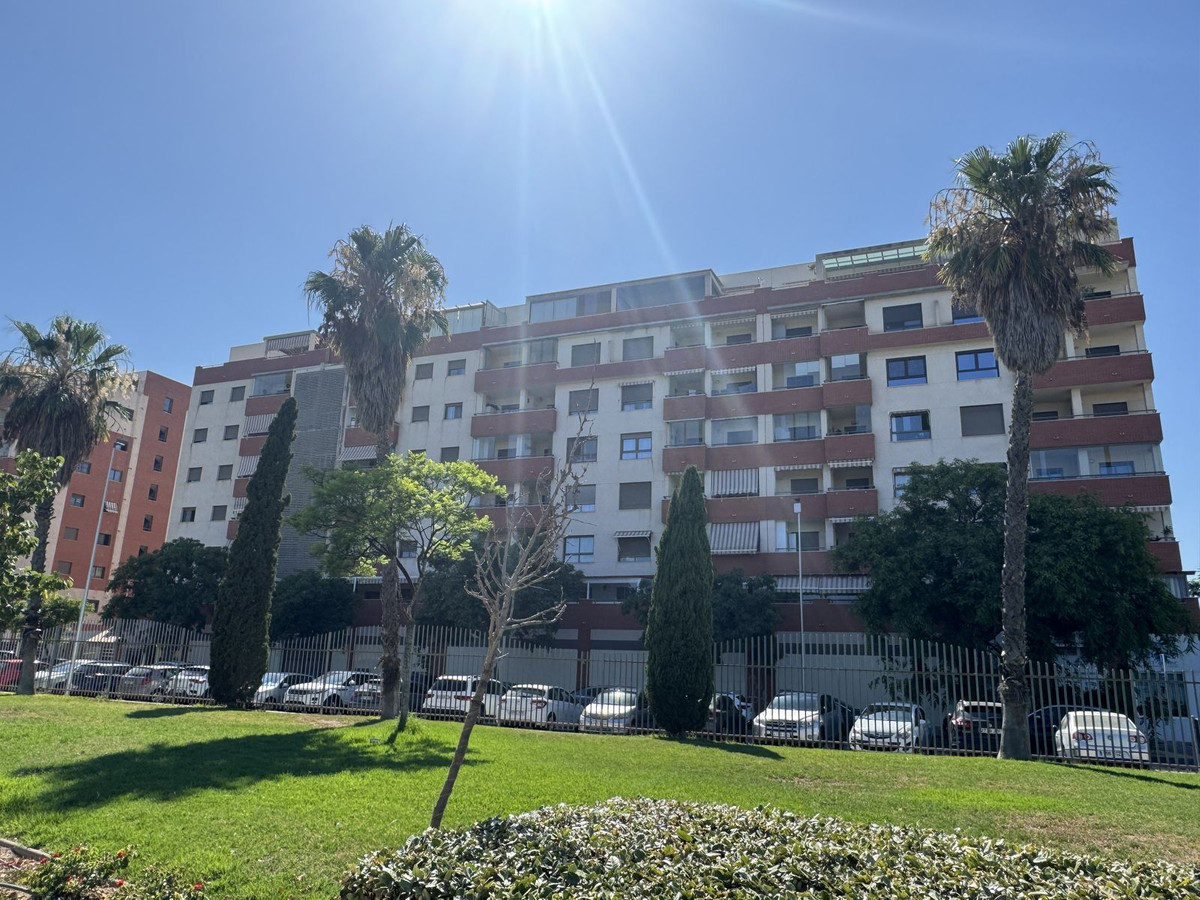 Moderan apartman s balkonom, pogledom na grad i palmama.