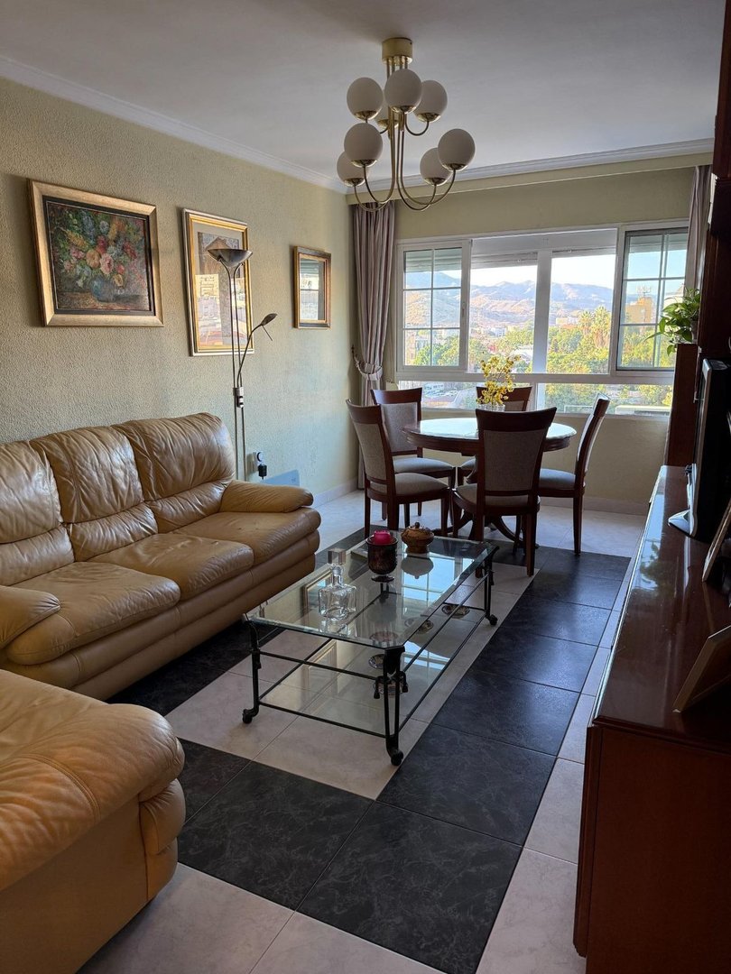 3 Bed شقة في الطابق الأوسط in Capuchinos في Capuchinos, شقة