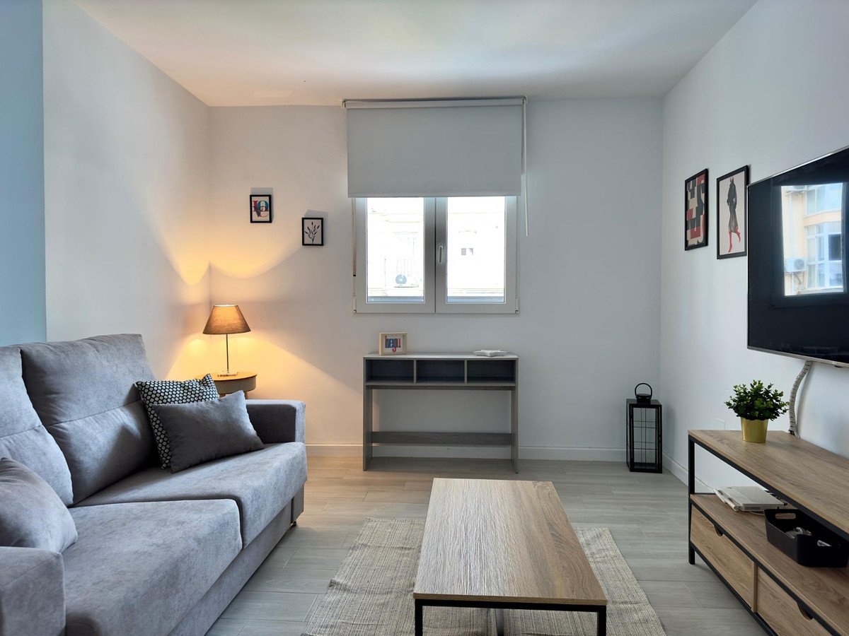 2 Bed شقة في الطابق الأوسط in Málaga في Málaga, 