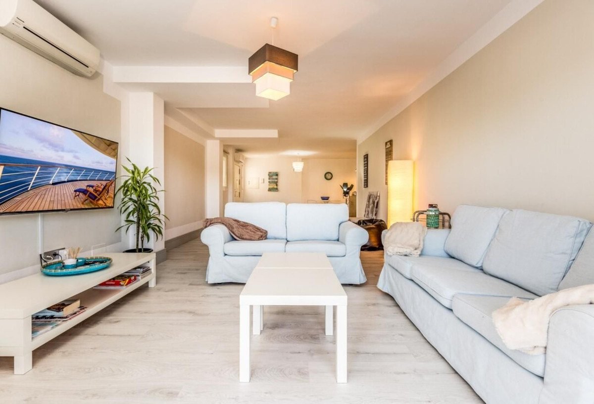 2 Bed Byt ve středním patře in Málaga v Nueva Andalucía, Byt
