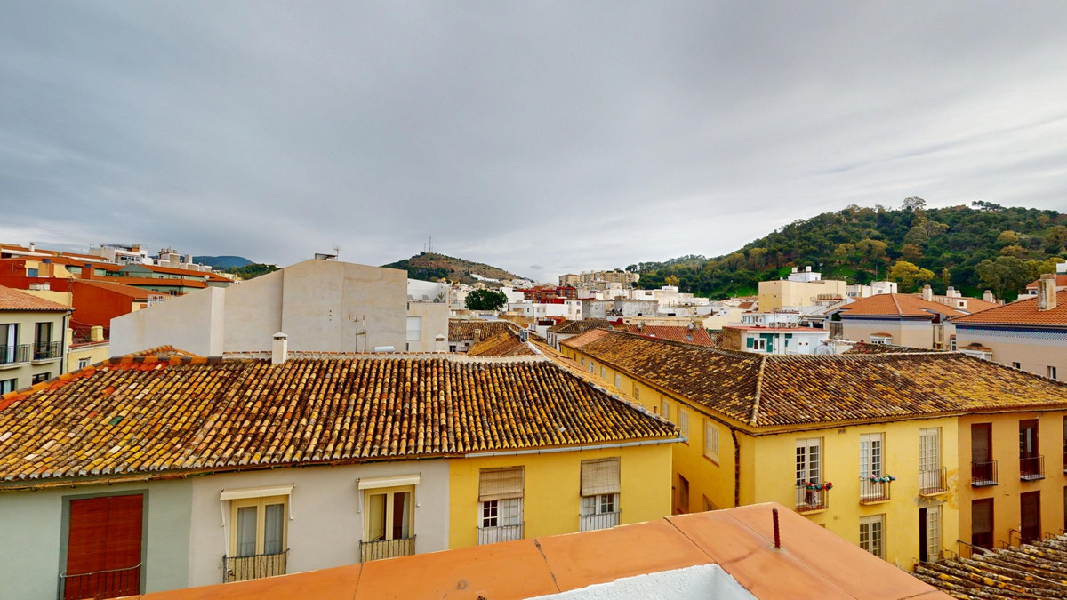 2 Bed अर्ध-संयुक्त घर in Málaga में Málaga, टाउनहाउस