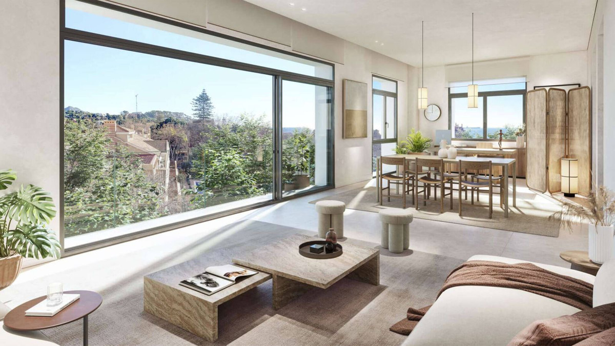 Modern Be Grand interieur met ruime woonkamer en uitzicht.