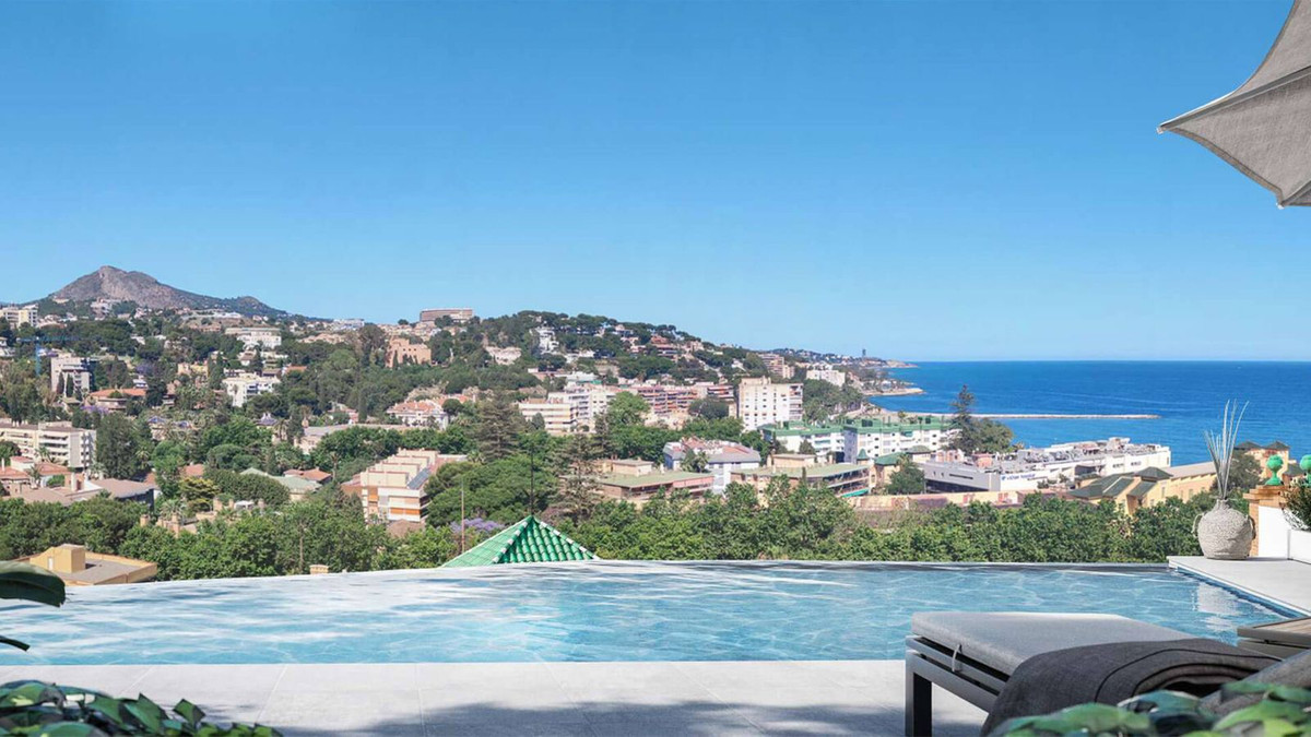 Be Grand zwembad met uitzicht op de stad en de zee.