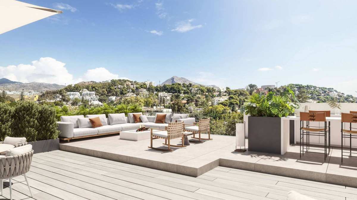 Luxe buitenruimte met loungebank en uitzicht in Be Grand