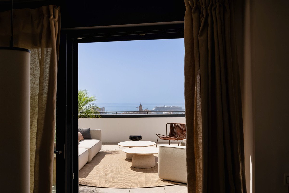 4 Bed شقة في الطابق الأوسط in Málaga Centro في Málaga Centro, شقة