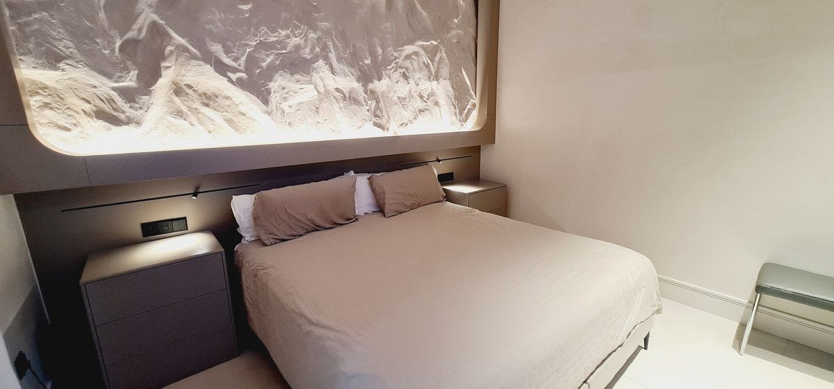 4 Bed شقة في الطابق الأوسط in Málaga Centro في Málaga Centro, شقة
