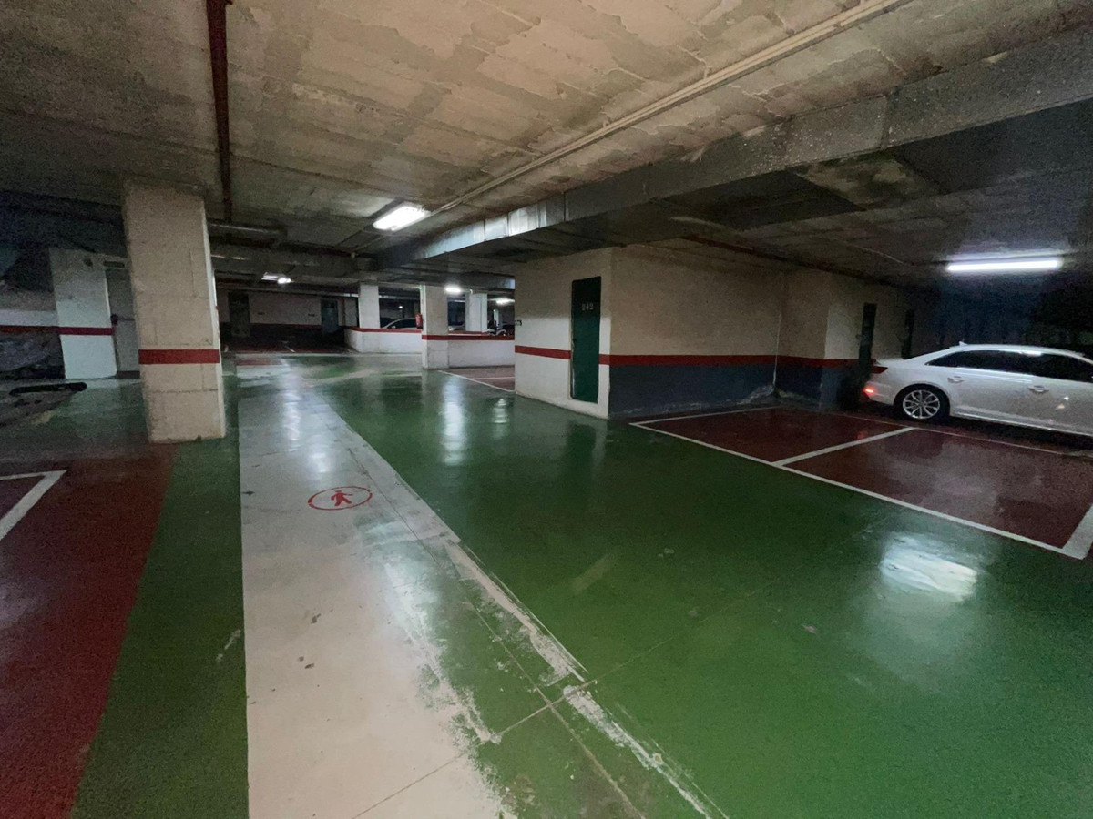 Ondergrondse parkeergarage met auto's op parkeerplaatsen.