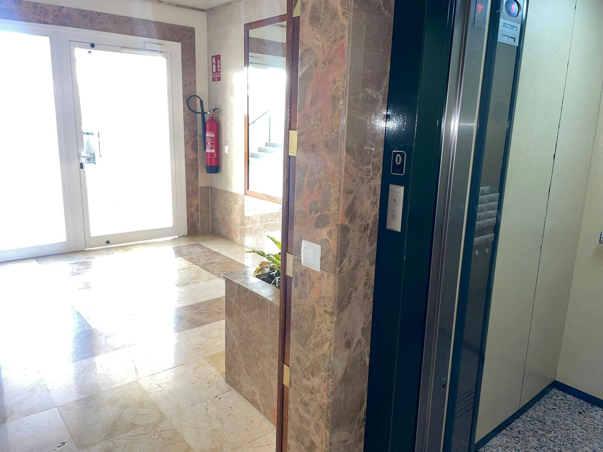 Gebouw ingang met lift lobby in marmeren afwerking