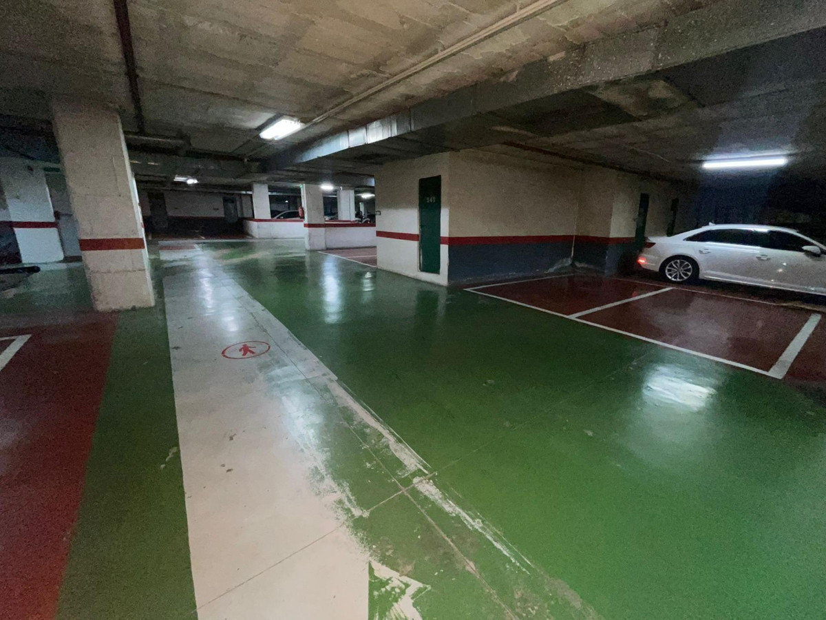 Ondergrondse parkeergarage met geparkeerde auto's