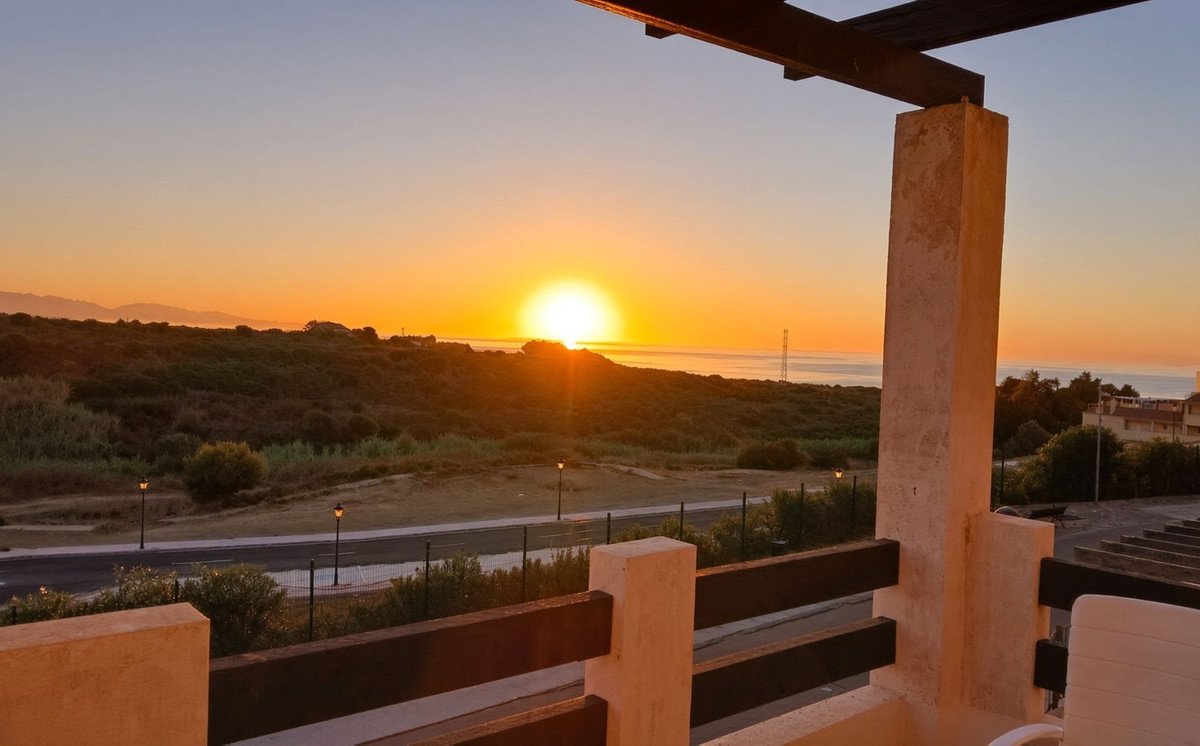 2 Bed Middle Floor Apartment in La Duquesa in La Duquesa, Apartment