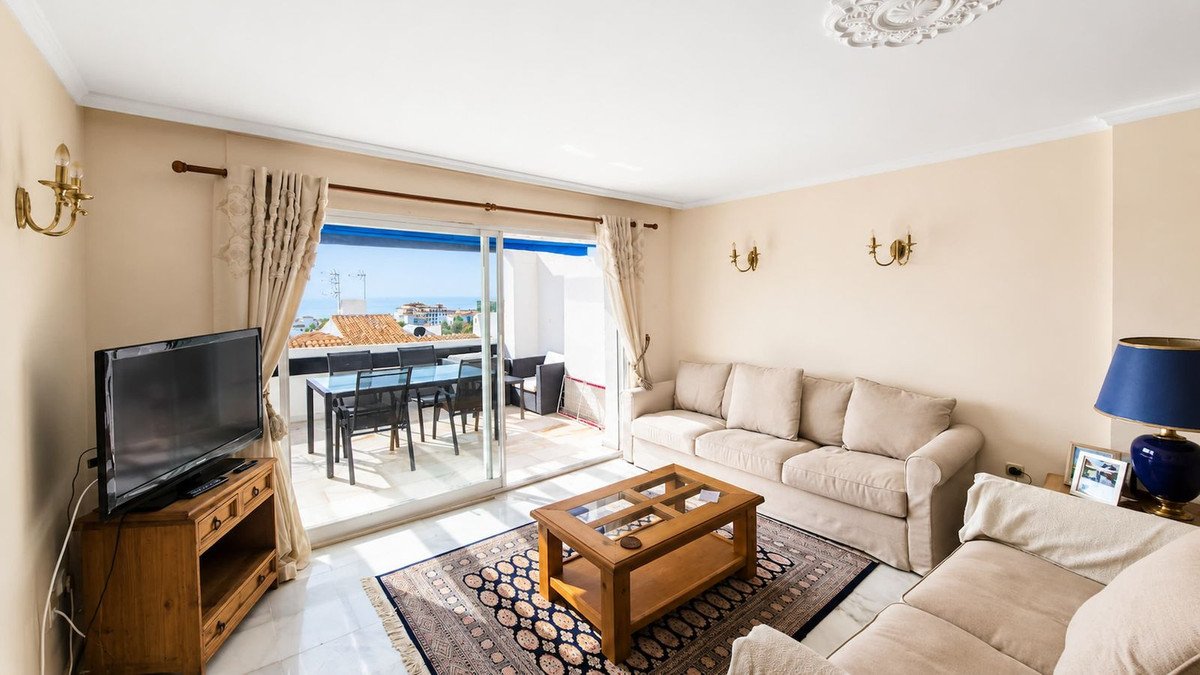 2 Bed Top Floor Apartment in La Duquesa