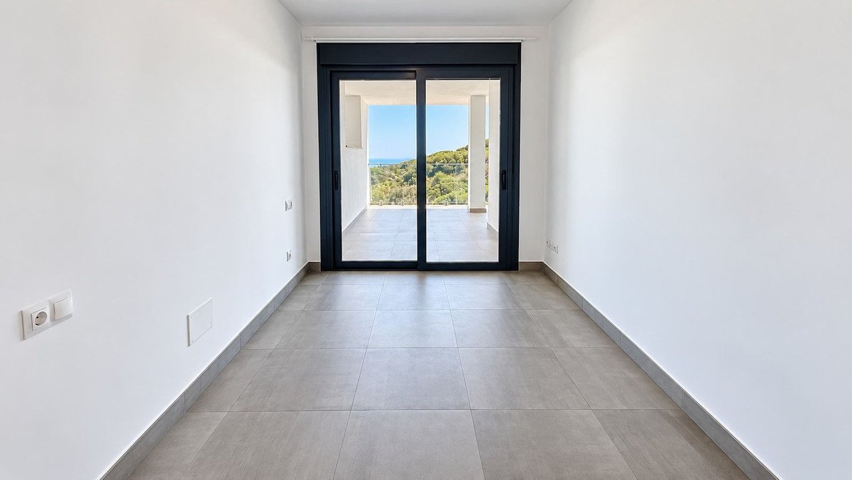2 Bed Middle Floor Apartment in La Duquesa in La Duquesa, Apartment