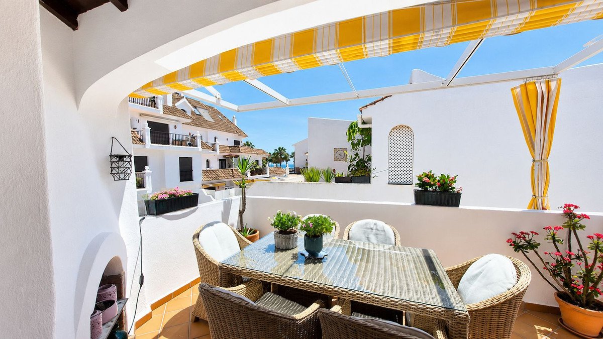 2 Bed Bovenste Verdieping Appartement in La Duquesa in La Duquesa, 