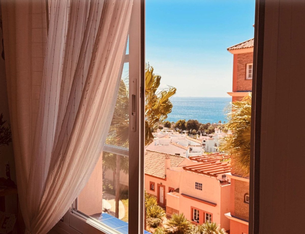 2 Bed Middle Floor Apartment in La Duquesa in La Duquesa, Apartment