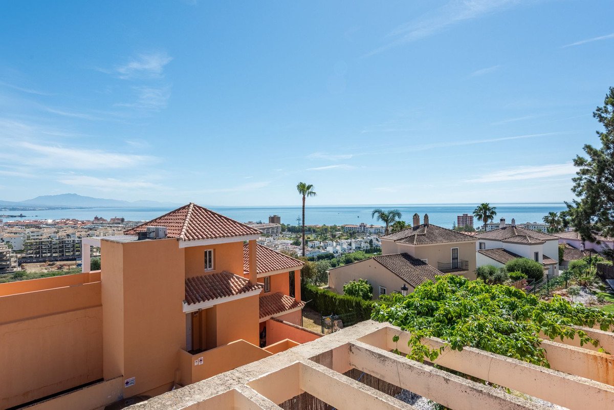 2 Bed Middle Floor Apartment in La Duquesa in La Duquesa, Apartment