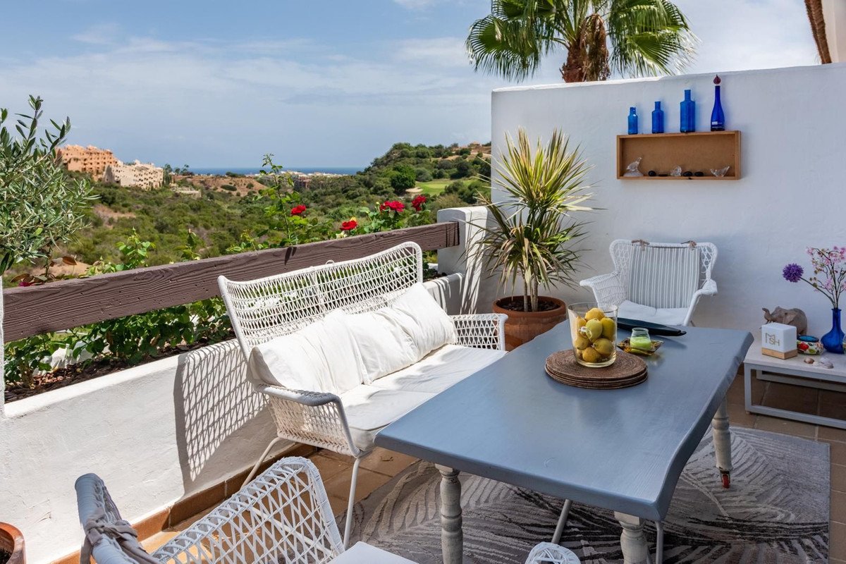 2 Bed Middle Floor Apartment in La Duquesa in La Duquesa, Apartment