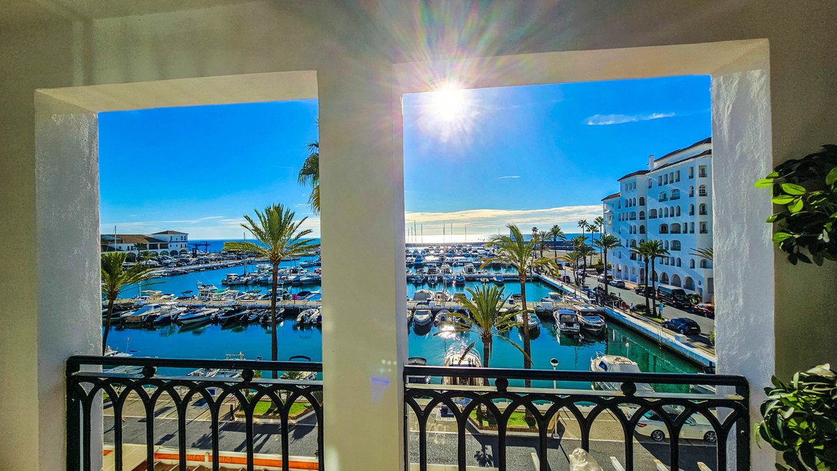 2 Bed شقة في الطابق الأوسط in La Duquesa في La Duquesa, شقة