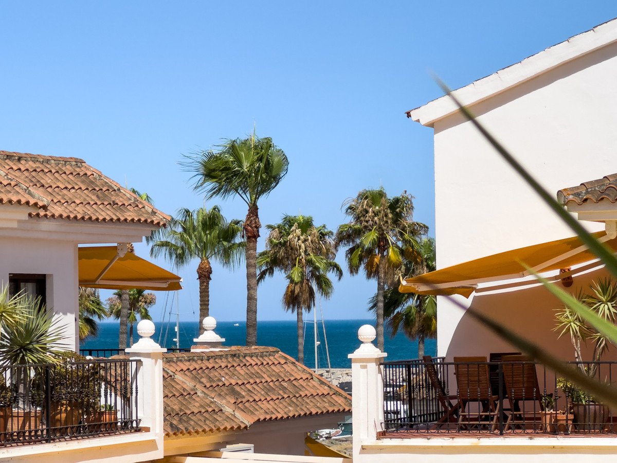 2 Bed Middle Floor Apartment in La Duquesa in La Duquesa, Apartment