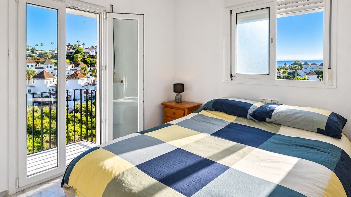 2 Bed Top Floor Apartment in La Duquesa