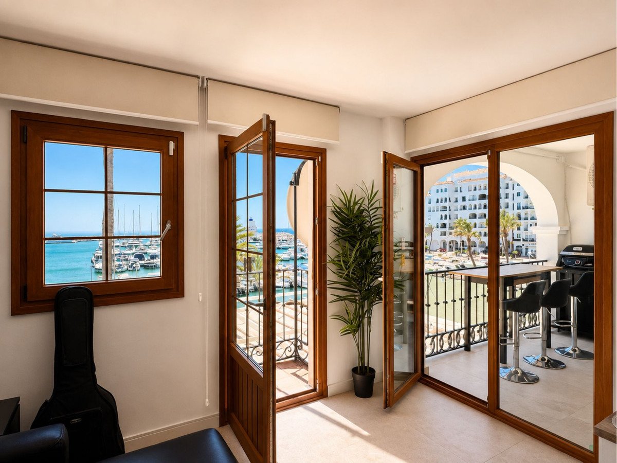 2 Bed Middle Floor Apartment in La Duquesa in La Duquesa, Apartment