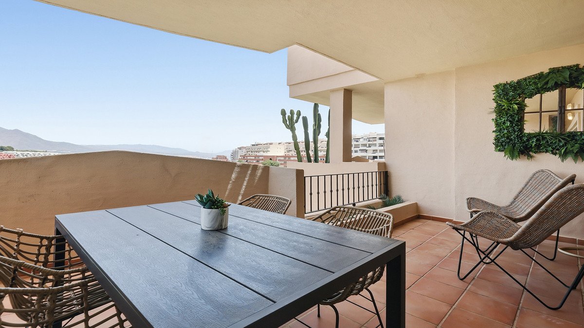 2 Bed Middle Floor Apartment in La Duquesa in La Duquesa, Apartment