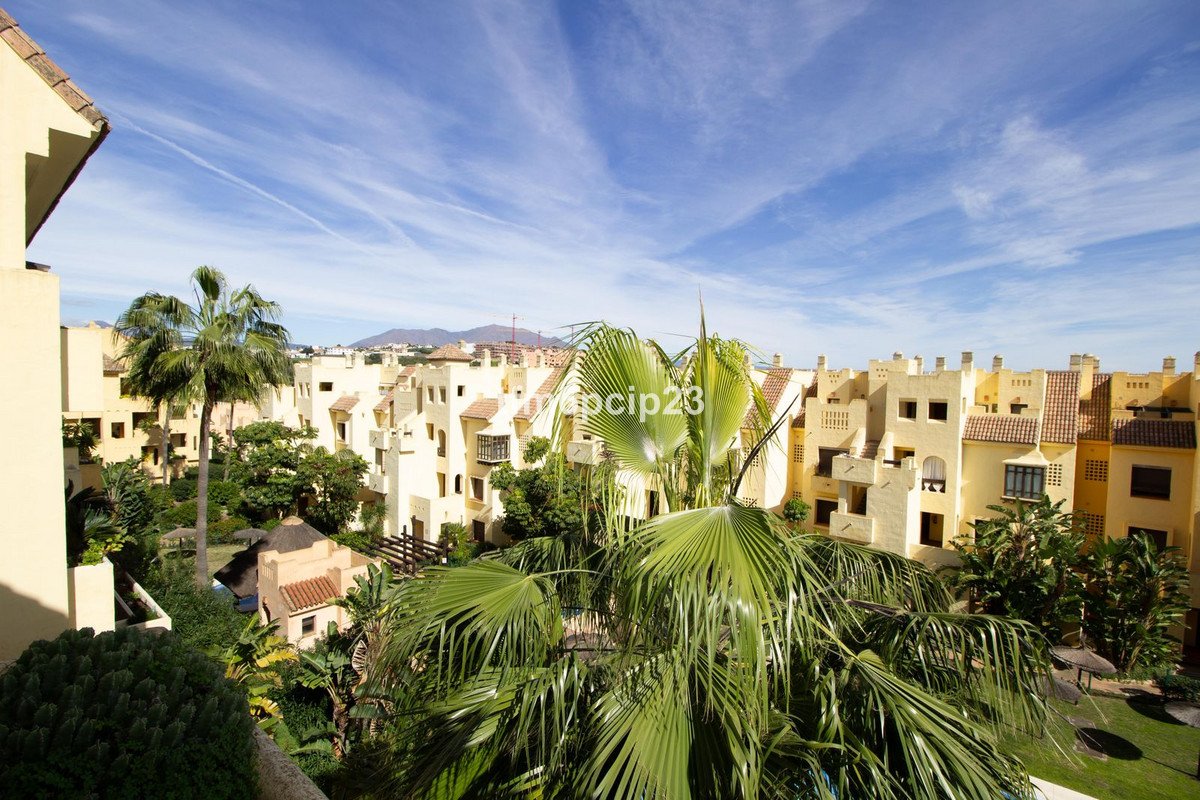 2 Bed شقة في الطابق الأوسط in La Duquesa في La Duquesa, شقة