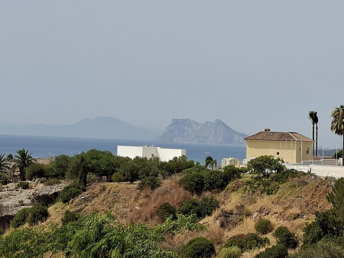 2 Bed Middle Floor Apartment in La Duquesa in La Duquesa, Apartment