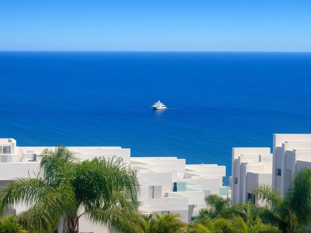2 Bed Middle Floor Apartment in La Duquesa in La Duquesa, Apartment