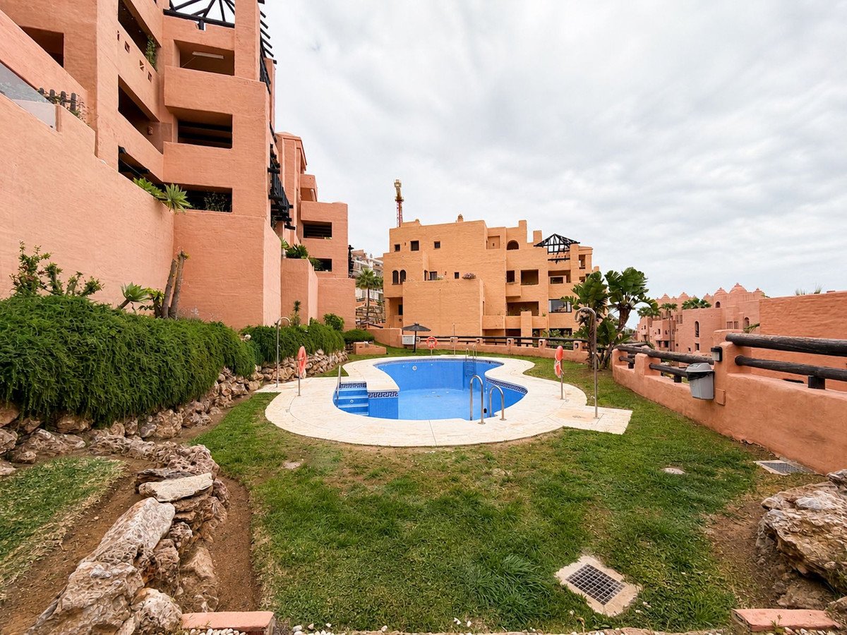 3 Bed Middle Floor Apartment in La Duquesa in La Duquesa, Apartment