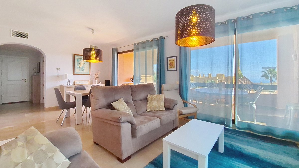 3 Bed Apartament na środkowym piętrze in La Duquesa w La Duquesa, Apartament