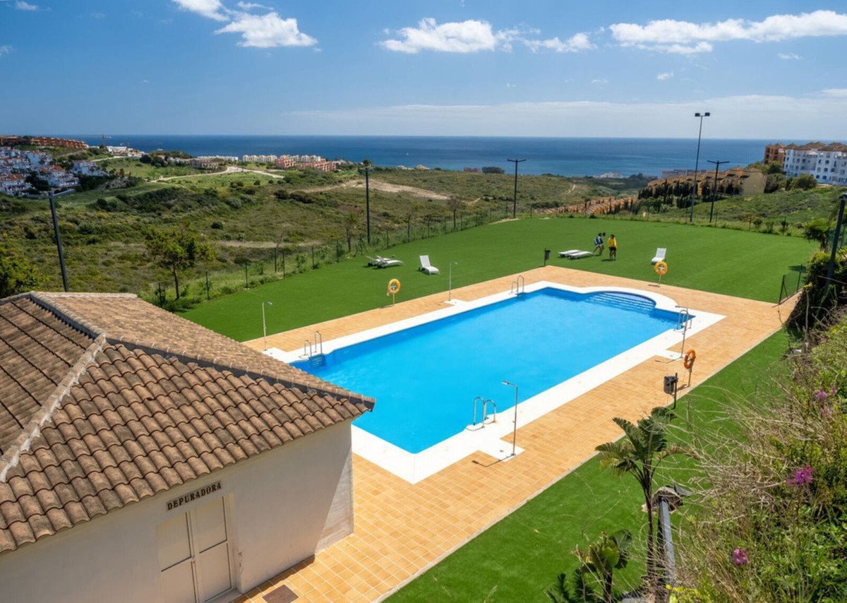 3 Bed Middle Floor Apartment in La Duquesa in La Duquesa, Apartment